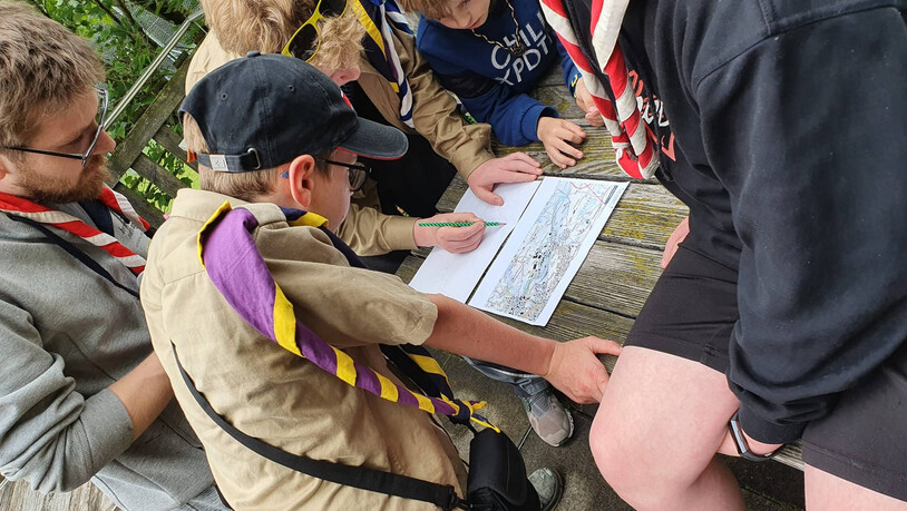 Plan studieren: Die Pfadis Glärnisch und Windegg sind auf der Suche nach Motorenteilen für ein Luftschiff.
