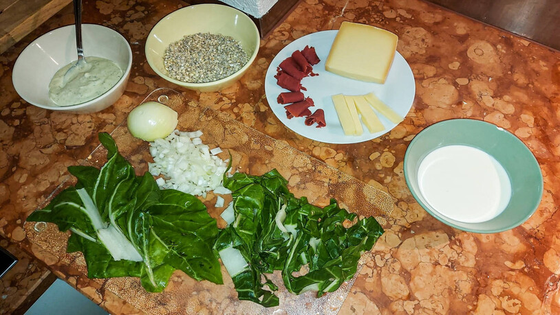 Alles, was es für das Bündner-Sushi braucht: Rahm, Alpenstadt-Käse, Bündnerfleisch (hier eine vegane Alternative), Gerste, Zwiebeln, Mangoldblätter und eine Sauce zum Servieren.