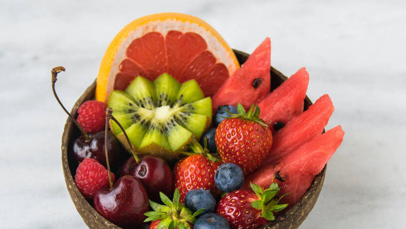 Gesunder Snack: Eine Früchteschale auf dem Gartentisch gibt ein frisches Gefühl.
