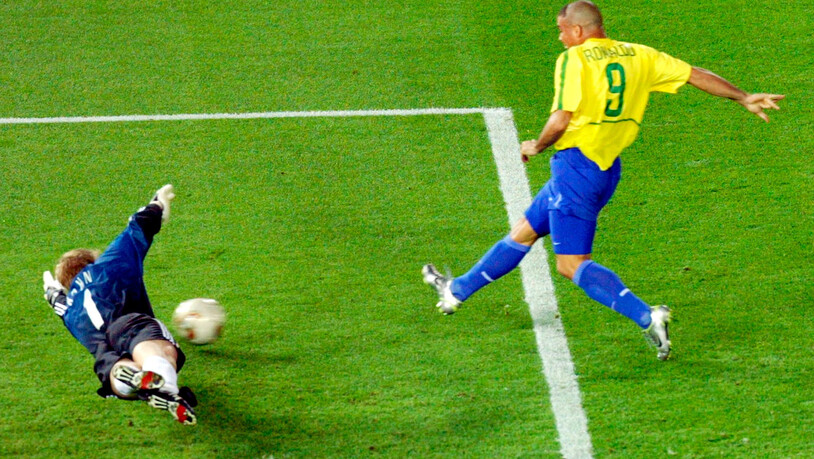 Die Entscheidung: Ronaldo bezwingt Oliver Kahn nach dessen Fehler zum siegbringenden Tor im WM-Final 2002.