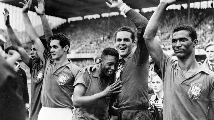 Der erste von drei Titeln: Pelé (mitte) bricht nach dem Sieg im Final in Tränen aus. 