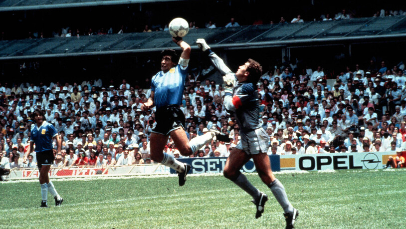 Ein Bild für die Ewigkeit: Diego Maradona bezwingt Englands Goalie Peter Shilton mit einem Handstor.
