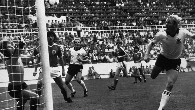Das einzige Tor: Horst Hrubesch erzielt das 1:0 für Deutschland gegen Österreich.