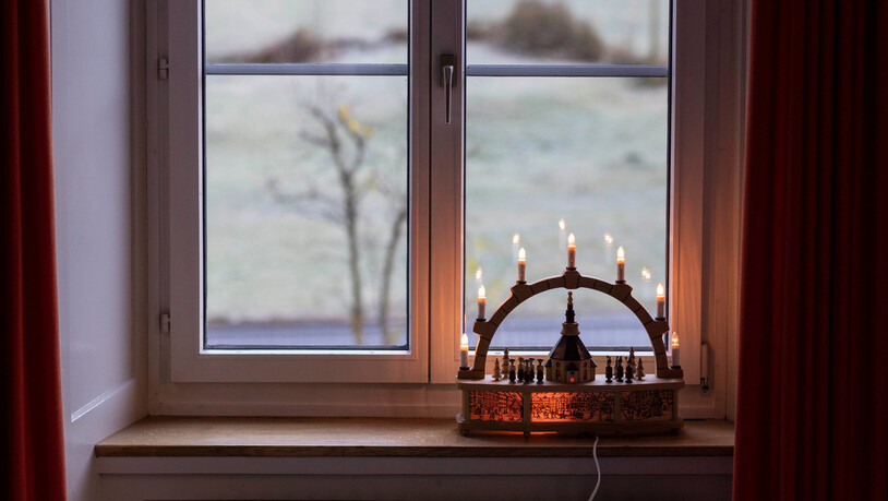 Auf fast jedem Fenstersims im Pfarrhaus in Betschwanden steht ein Schwibbogen.