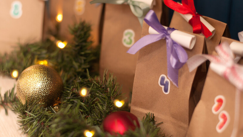 Schnell selber gemacht: Für euren Adventskalender könnt ihr zum Beispiel aus Packpapier 24 Tütchen falten.