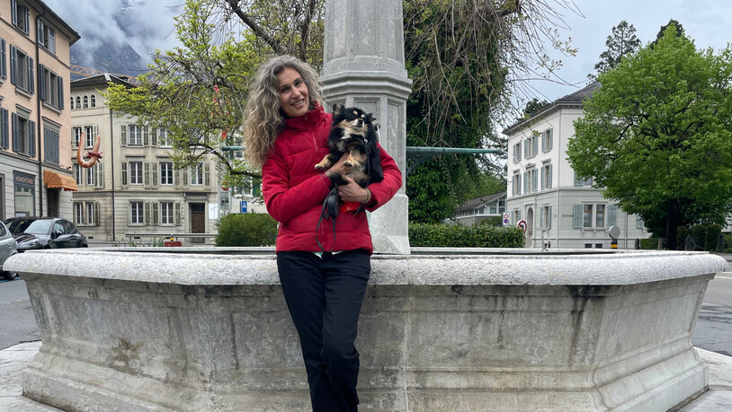 Telefoniert am Muttertag: Maria José Burguillos und Hund Ci Ci in Glarus. 