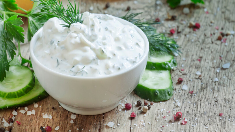 Leicht gemacht: Der Dip besteht aus Hüttenkäse und Joghurt und passt gut zu Crackers.