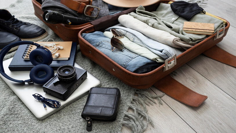 Packen nach Gewicht: Zuerst sollen Hosen und Pullover gepackt werden. Der Rest kann dann im Koffer platzsparend verteilt werden. 