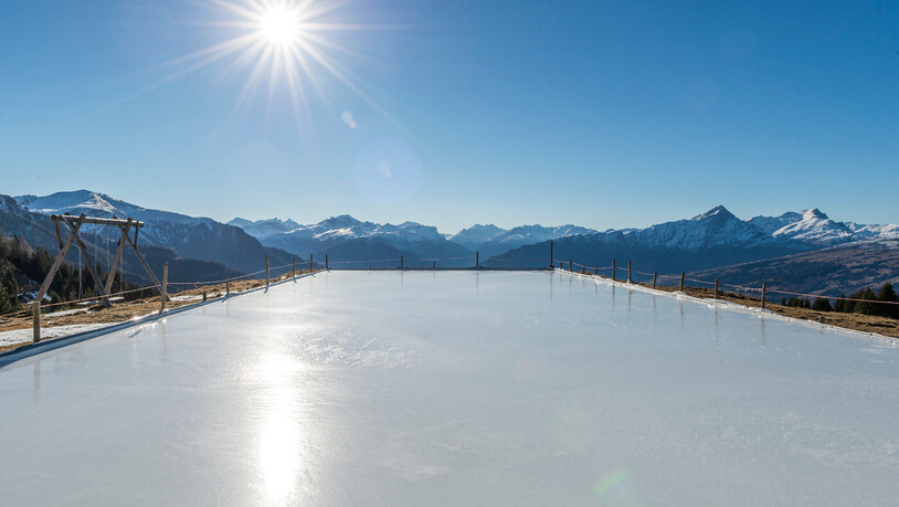 Natureisfeld: Auf der Alp Raguta bei Feldis lässt sich das Eislaufen mit besonders schöner Aussicht geniessen.