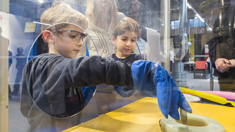 Wissenschaft erleben: Ein Junge experimentiert mit Flüssigstickstoff.