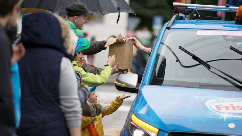 An den Strassenrand stehen lohnt sich: Eine Stunde bevor die Rennfahrer vorbeibrettern, verteilt die Werbekarawane der Tour de Suisse Geschenke.