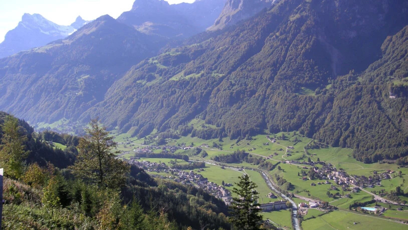 Ulrich Knobel hat ein Buch über sein Heimatdorf Nidfurn geschrieben.