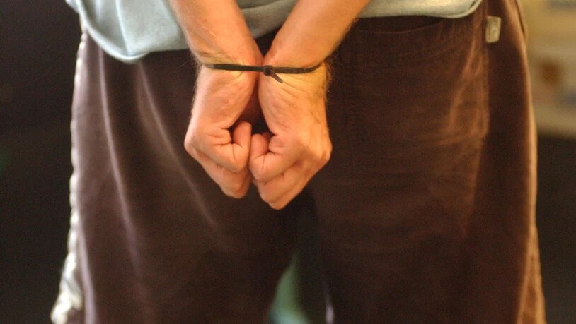 Die Polizei kontrollierte bei einer Razzia 34 Personen, zwei nahm sie fest.