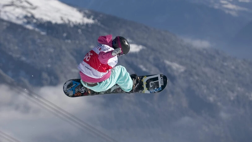 Die Buendner Snowboarderin Sina Candrian in der Halfpipe von Laax.