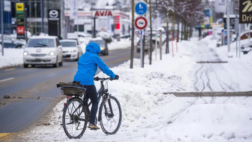 Velo fahren Velofahrer Schnee Winter Strassen Chur Trottoir 