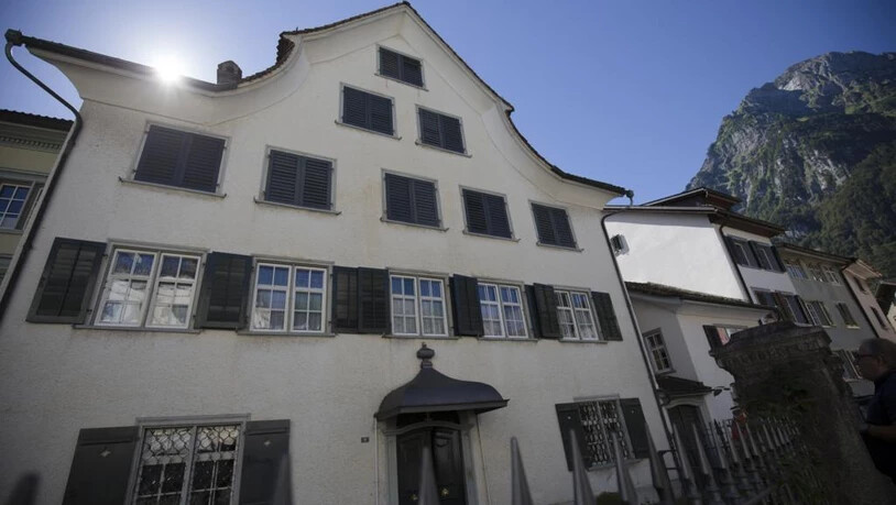 Hinter den verschlossenen Läden des Brunnerhauses verbergen sich die schmucken Fensterscheiben.