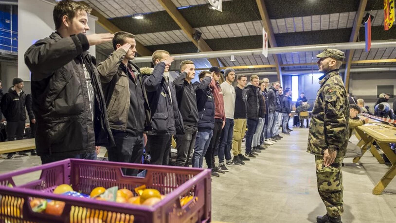 Junge Männer und Frauen rücken in Chur in eine Rekrutenschule ein.