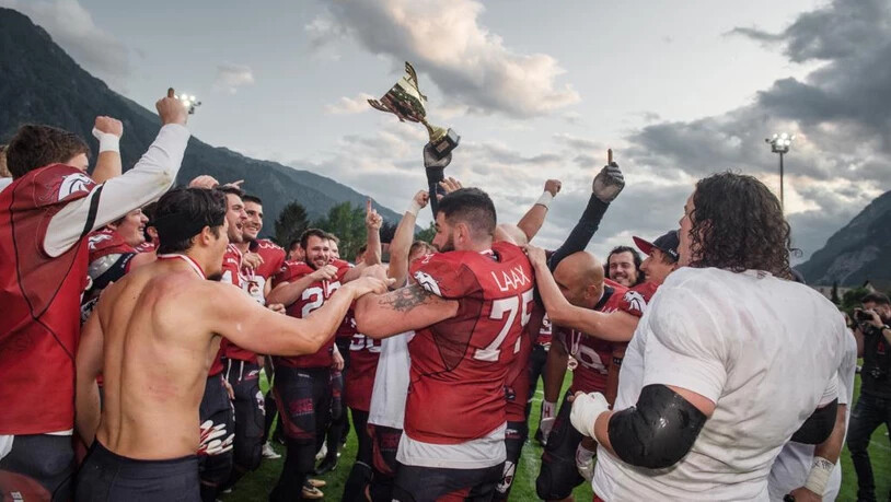 Das Team feiert seinen zehnten Meistertitel.