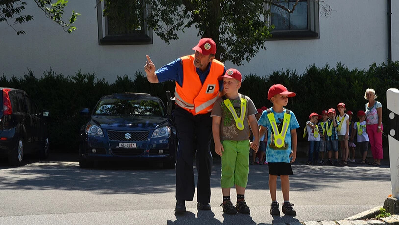 Alles neu: Am Schulanfang überqueren manche Kinder zum ersten Mal alleine einen Fussgängerstreifen. Lasst uns Rücksicht nehmen.