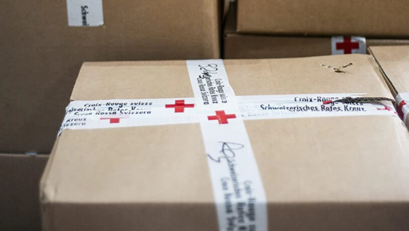 Das Rote Kreuz stellt den Flüchtlingen in Bosnien und Herzegowina die wichtigsten Güter zur Verfügung.