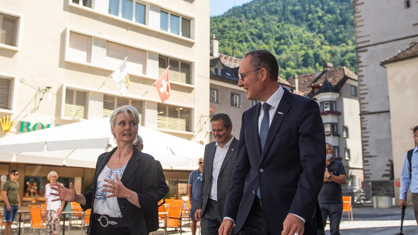 Regierungspräsident Christian Rathgeb im Gespräch Nationalratspräsidentin Isabelle Moret auf dem Martinsplatz in Chur.