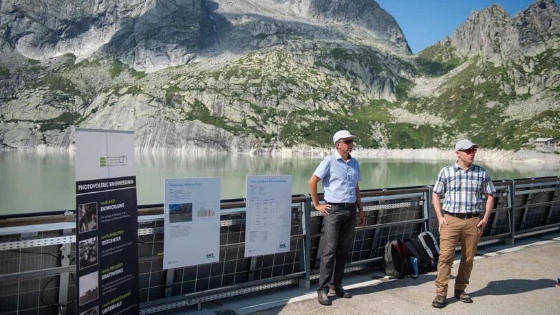 Tamás Szacsvay, Geschäftsführender Partner reech gmbh, und Dani Bürgler, Projektleiter erneuerbare Energien ewz, auf der Albigna