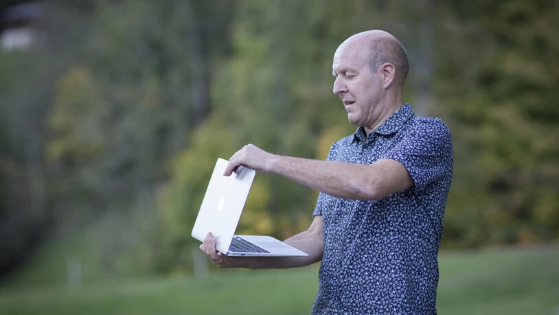 Vom Papier ins Internet: Daniel Emmenegger hat die digitale Form des Glarner Heimatbuchs geschaffen.