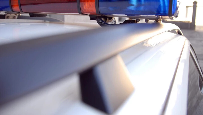 Online Themenbild Symbolbild Polizei Unfall Unfallmeldung