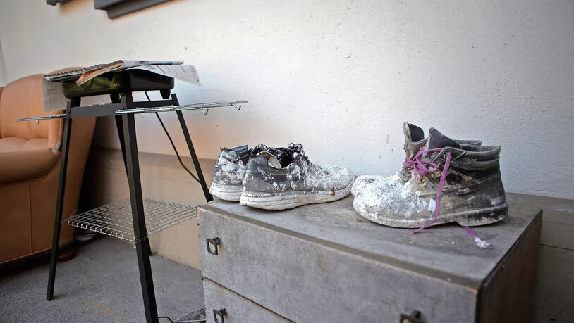 Schuhe abgelegt: Ein Gipser aus Ungarn kündigt seine Arbeit bei der Gipserfirma eines Kosovaren und kämpft vor Gericht um seinen