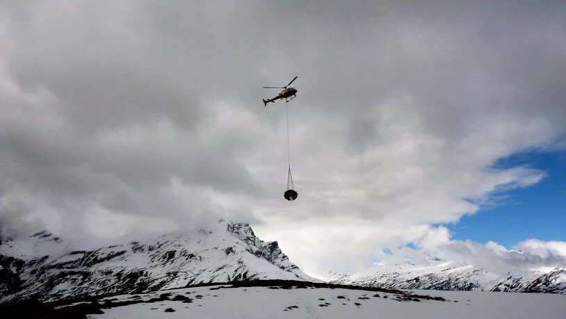 Auf dem Glaspass laufen am 15. Mai 2017 die letzten Arbeiten am neuen Erlebniswanderweg «Glaspass – Ein Berg im Fluss».