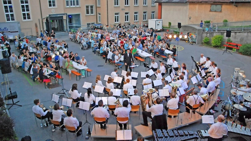 Mit viel Publikum: Die Musiken Netstal und Mollis spielen in Netstal vor gefüllten Rängen.