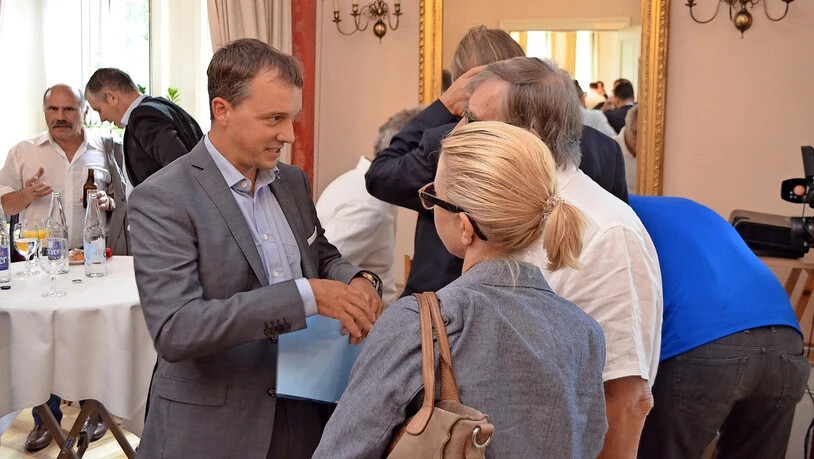 Im Austausch: Martin Zopfi (links), CEO Technische Betriebe Glarus, unterhält sich nach der Präsentation mit Unternehmern. 
