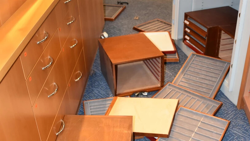 Die Diebe stahlen Uhren aus den Vitrinen und den Fenstern.