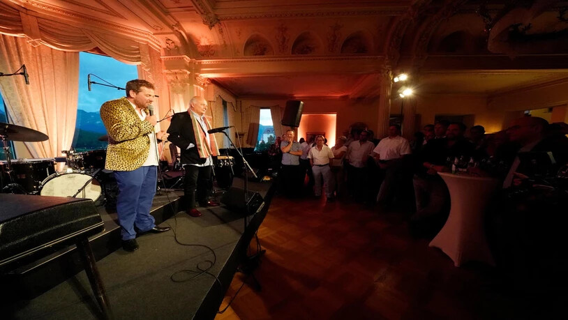 Christian Jott Jenny (l.) und Rolf Sachs eröffnen im «Kronenhof» die Jubiläumsausgabe.