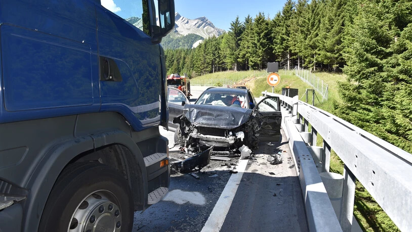 Das überholende Auto und der Anhängerzug nach Frontalkollision.