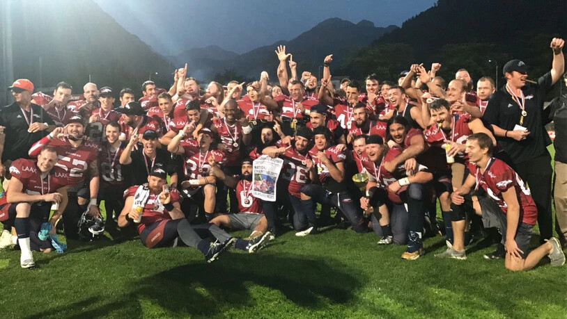 Ausgelassener Jubel bei den Calanda Broncos nach dem Gewinn des Swiss Bowls.