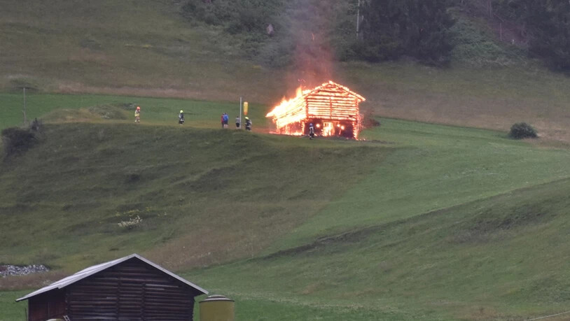 Der Stall steht im Vollbrand.