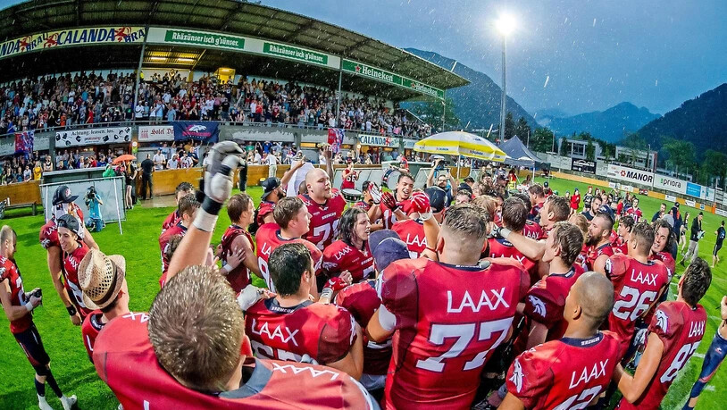 Die Spieler der Calanda Broncos freuen sich an der heimischen Ringstrasse über den speziellen Tite