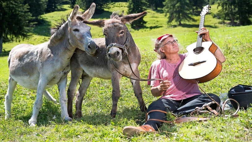 Aufmüpfiger Blick zurück: Auf seiner Alp ob Thusis erinnert sich Linard Bardill an seine Anfänge.