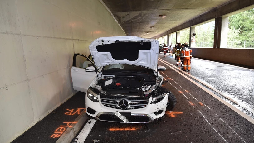 ... und prallte mit zwei entgegenkommenden Fahrzeugen.