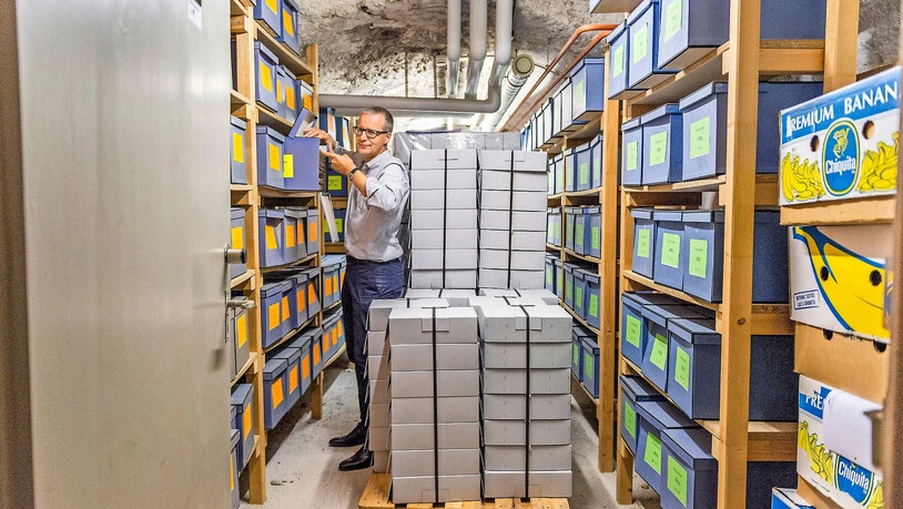 Stadtarchivar Ulf Wendler kämpft sich durch ein Magazin im Keller des Churer Rathauses.