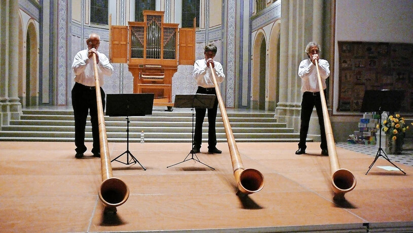 Blasen um die Wette: Das Alphorn-Trio Dreiholz glänzt am Freitagabend in der Glarner Stadtkirche. Bild Fridolin Baumgartner