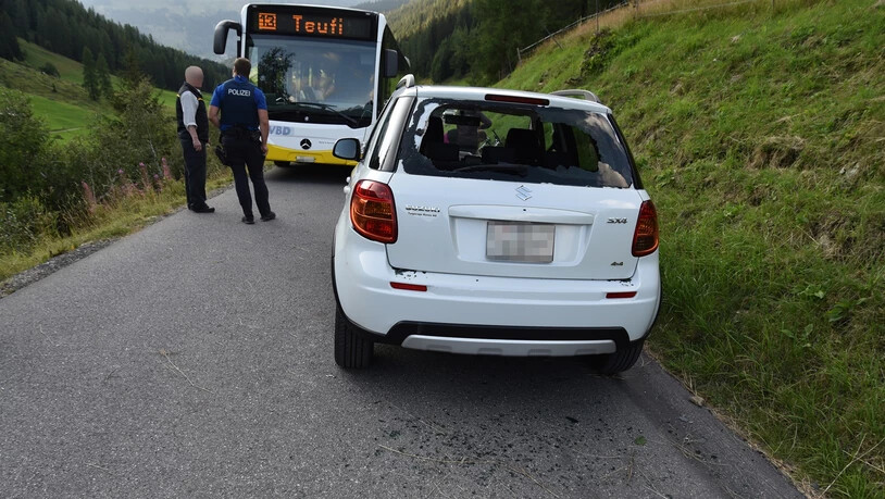 Im Dischmatal fuhr eine Velofahrerin in das Heck eines Autos und verletzte sich schwer.