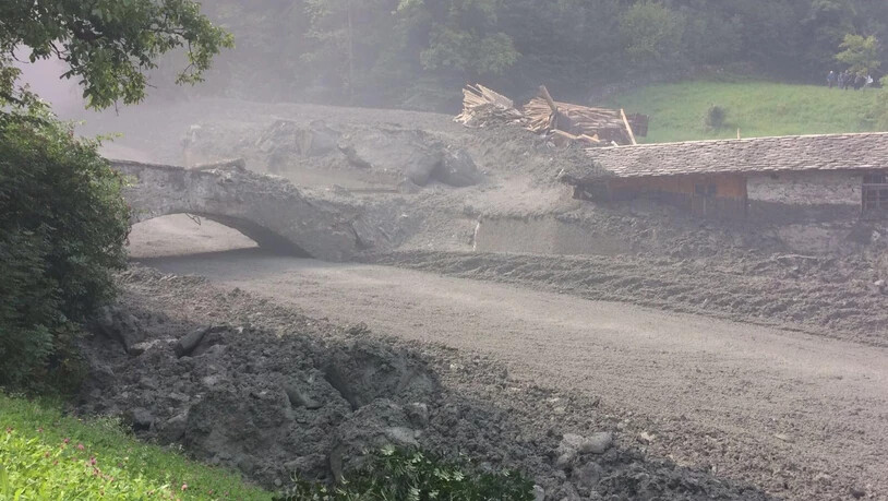 Nach dem Felssturz bewegt sich eine grosse Schlammmasse ins Tal.