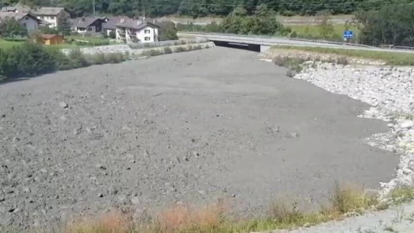 Nach dem Felssturz bewegt sich eine grosse Schlammmasse ins Tal.
