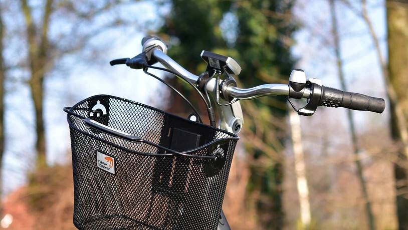 Eine 59-jährige Frau verletzte sich mit einem E-Bike im Prättigau.