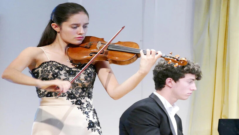 Die 17-jährige Geigerin Muriel Oberholzer und der 18-jährige Pianist Lorenz Strologo wagen sich in Braunwald an ein anspruchsvolles Duo-Repertoire.