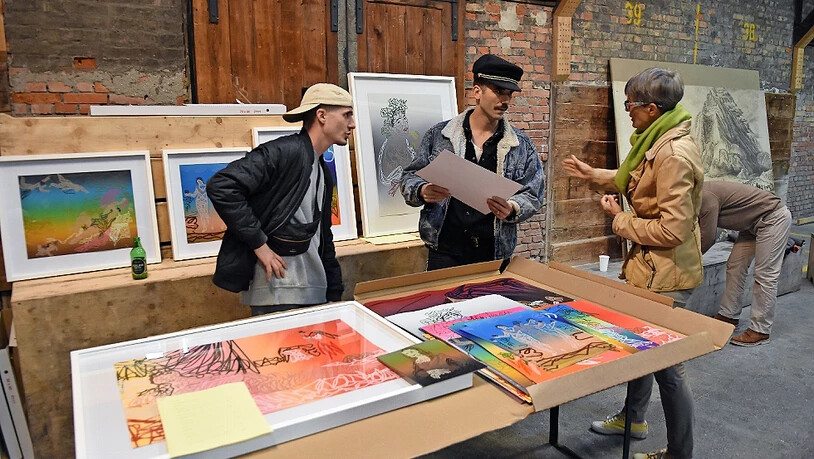 Die Enthüllung im Güterschuppen Glarus.