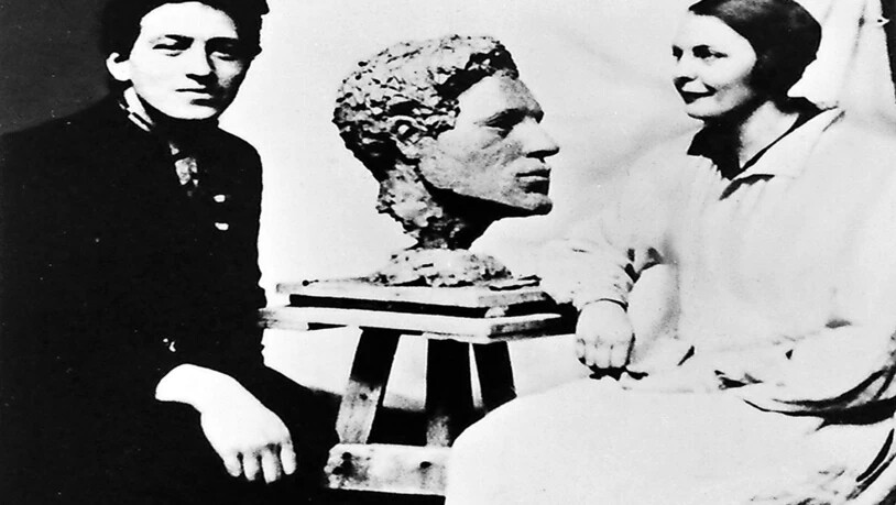 Von den Umständen zerstört: Das Foto von 1927, welches Alberto Giacometti, Flora Mayo und die von ihr gefertigte Büste des Geliebten zeigt, war der Kristallisationspunkt der Ausstellung im Schweizer Pavillon an der diesjährigen Biennale von Venedig.