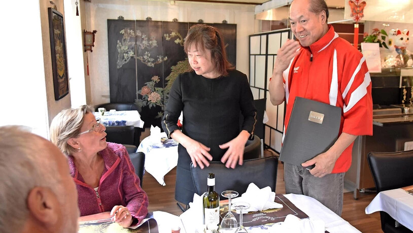 «Hat es geschmeckt?»: Yin Jing Tam-chan und Hing Ynen Tam plaudern mit den Gästen Helmut und Sylvia Roth.